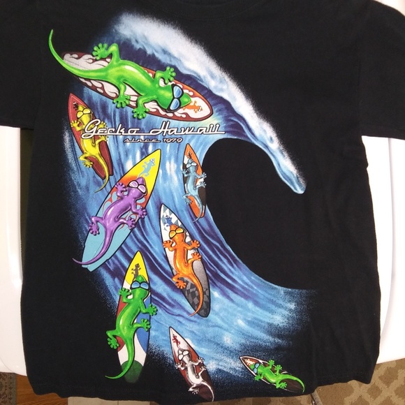 Gecko Hawaii - 8 Gecko's on Gecko Boards Surf the Wave In Hawaii T-Shirt - Picture 2 of 6